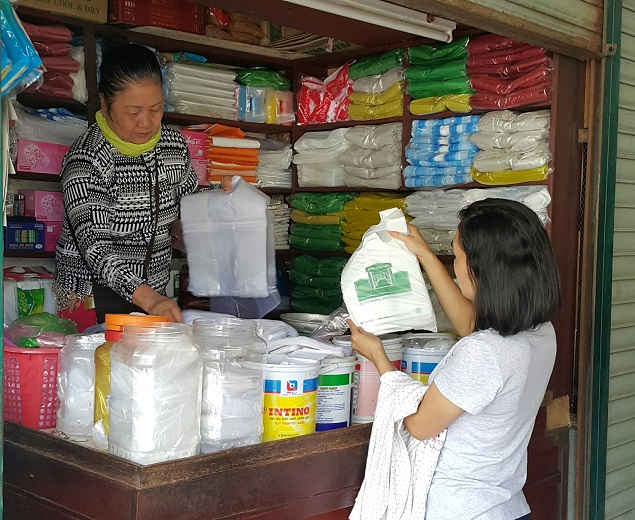 Chủ quán tạp hóa Lệ Dung đang bán túi tự hủy sinh học cho khách hàng