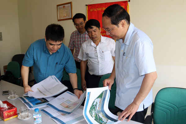 Thứ trưởng Lê Công Thành cùng lãnh đạo Cục, đại biểu các Vụ, Cục trực thuộc Bộ TN&MT thăm Trạm thu ảnh viễn thám