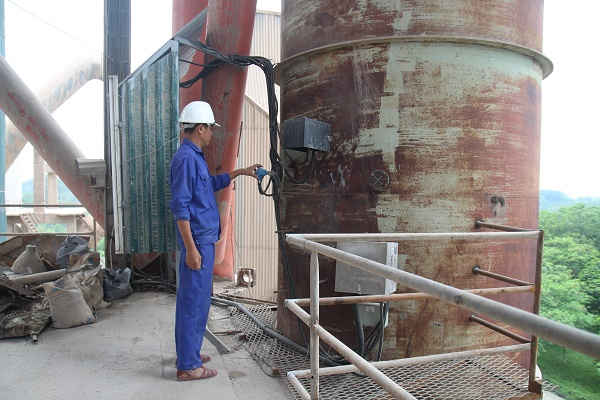 Thiết bị quan trắc được đặt ở ống khói của nhà máy