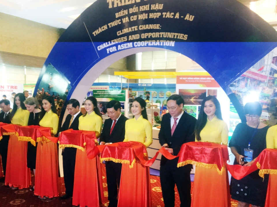 Chú thích ảnh 4 các đại biểu cắt băng triển lãm BĐKH