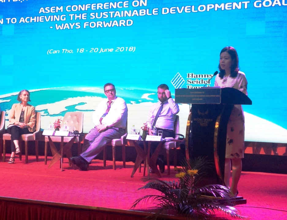 chú thích ảnh 2 bà Nguyễn Minh Hằng, trưởng nhóm SOM ASEM Việt Nam phát biểu bế mạc hội nghị ASEM
