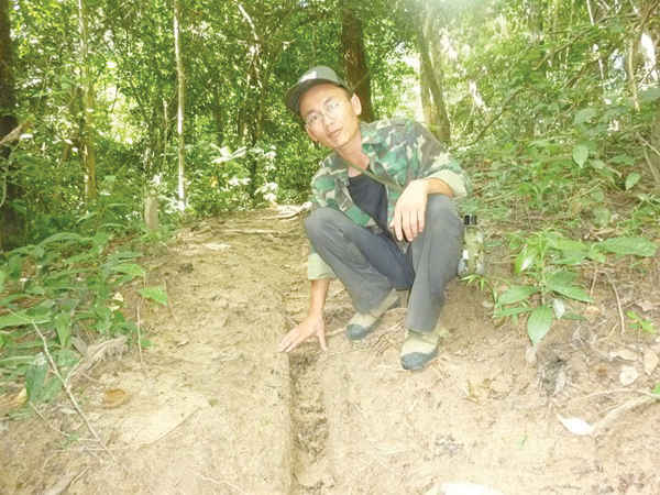Nha ba o Co ng Hoan nha p vai kie m la m Khu BTTN Ea So
