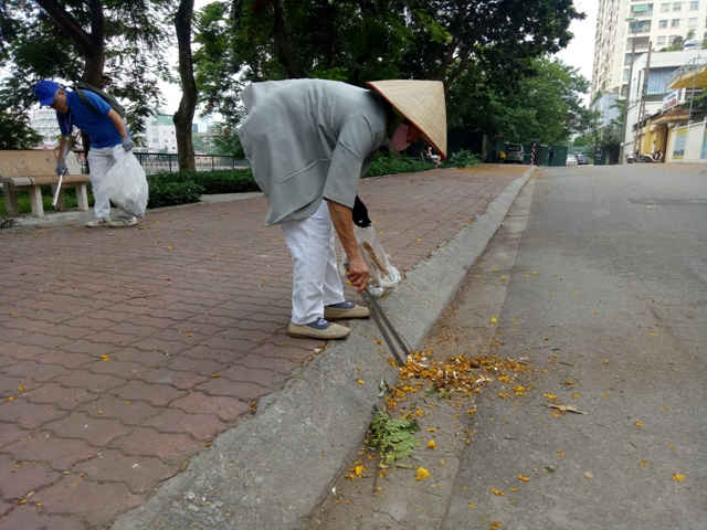 Dù đã cao tuổi những các cựu thanh niên xung phong vẫn cần mẫn nhặt rác vào mỗi sáng chủ nhật hàng tuần