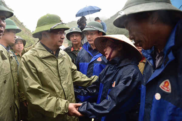 Phó Thủ tướng Trịnh Đình Dũng thăm hỏi, động viên các gia đình nạn nhân của mưa lũ - Ảnh: Chinhphu.vn