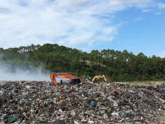 Lực lực lượng chức năng đang tiến hành dập lửa nhưng chưa có hiệu quả