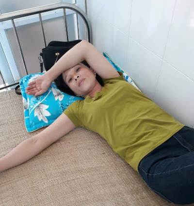 Chị Nguyễn Thị Tình cũng trong tình trạng tương tự và đang truyền nước