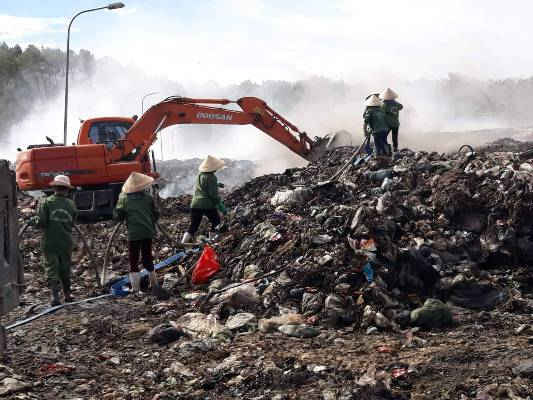 Công tác dập lửa vẫn đang được tiến hành