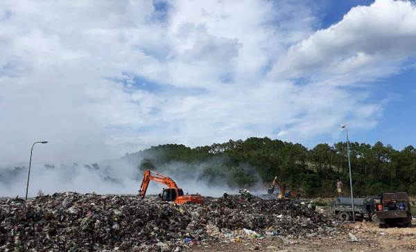 Đến 15h chiều ngày 28/6 (gần 4 ngày sau khi xuất hiện đám cháy) lực lượng chữa cháy cũng đang chỉ là “cây nhà lá vườn”