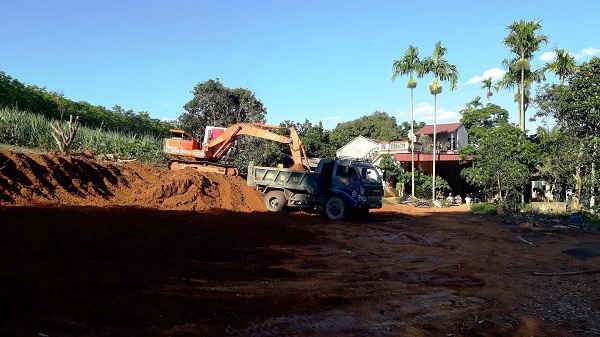 Rầm rộ khai thác đất giữa ban ngày