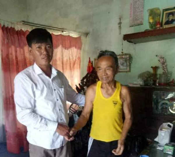 Đại diện chính quyền xã Ngọc Sơn đến thăm hỏi các gia đình bị ảnh hưởng bởi vụ cháy bãi rác