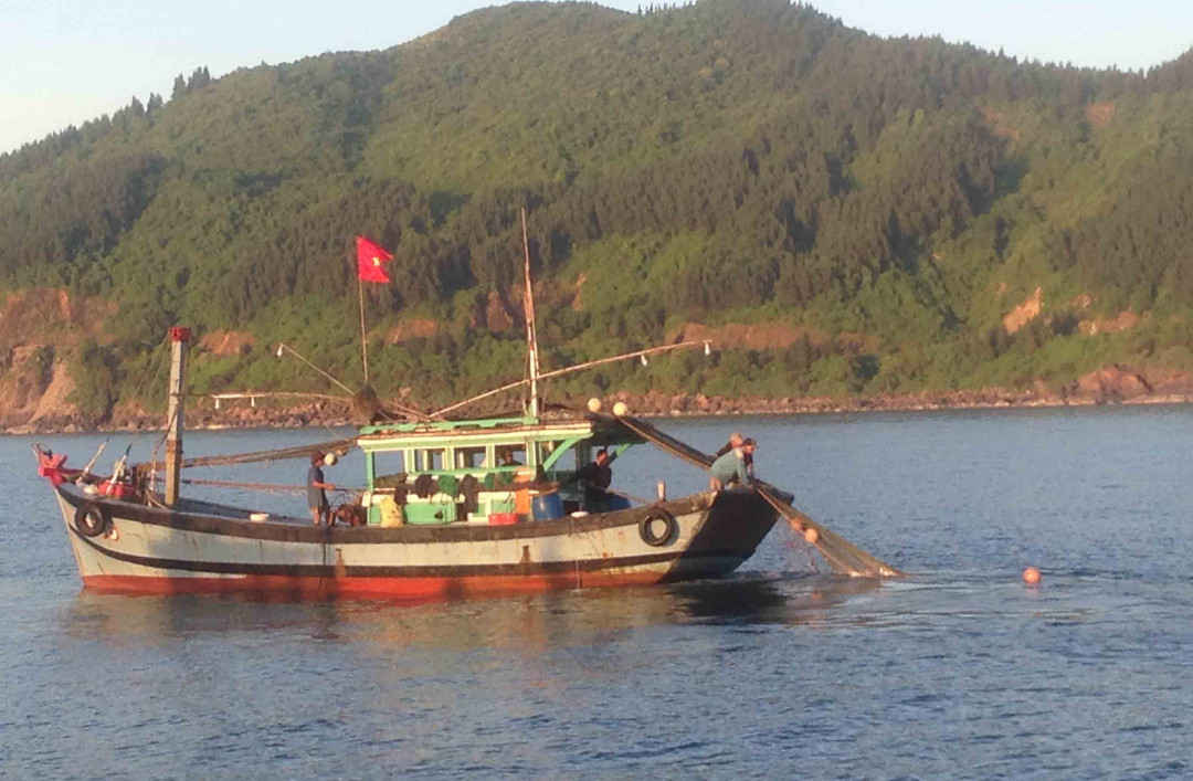 Tàu giã cào bị bắt khi khai thác trái phép tại vùng biển Chân Mây- Lăng Cô
