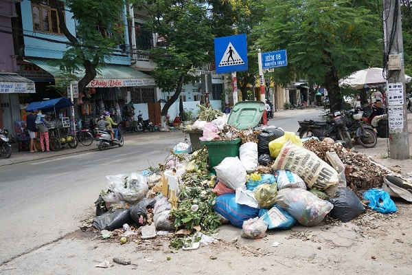 Nhiều rác thải ùn ứ nhiều ngày trên địa bàn TP Quảng Ngãi.