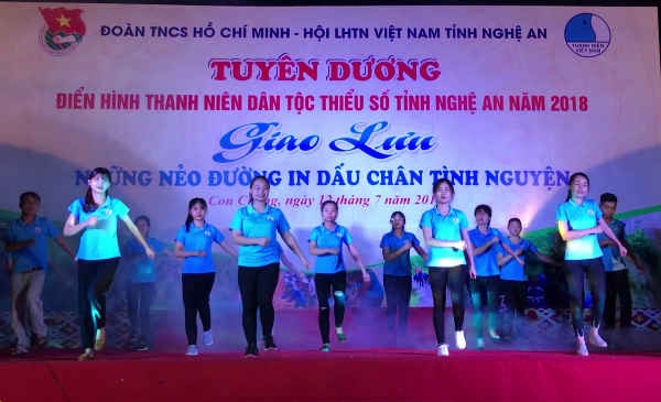 Các tiết mục của sinh viên tình nguyện tại buổi lễ