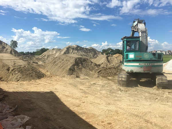 Bãi tập kết cát trái phép hoạt động nhiều năm cạnh đường TL 514 thuộc địa phận thôn 7, xã Dân Lý.