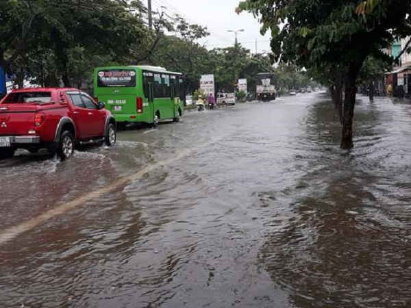Mư lớn kéo dài khiến các tuyến phố TP Vinh bị ngập sâu từ đêm 16 đến sáng 17/7