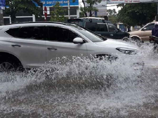 Các phương tiện giao thông di chuyển khó khăn