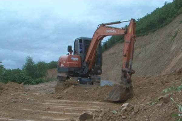 Sạt lở gần 400m3 đất tại đường Mậu Đức – Thạch Ngàn, huyện Con Cuông