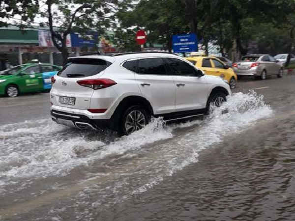 Đường Phan Bội Châu bị ngập sâu