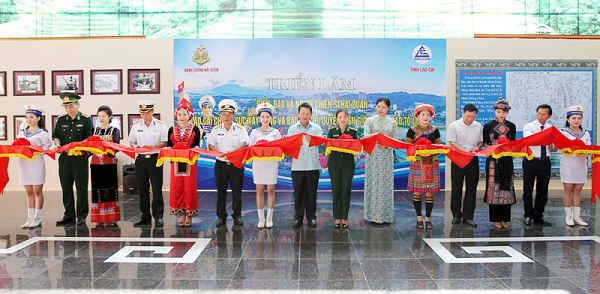 Các đại biểu cắt băng khai mạc triển lãm