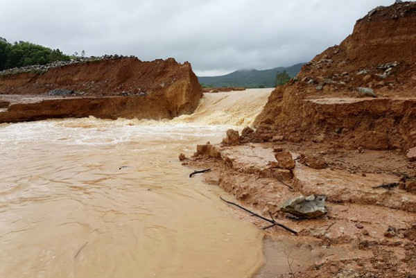 Yên Thành, Quỳnh Lưu vỡ đập, nhiều vùng bị chia cắt 1