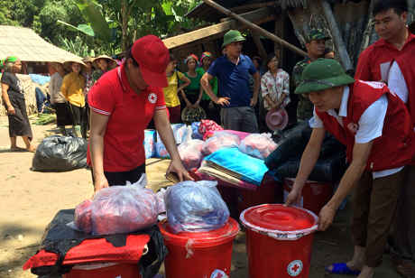 Lực lượng vũ trang dựng lều bạt và vận chuyển lương thực chuẩn bị cấp phát cho người dân.