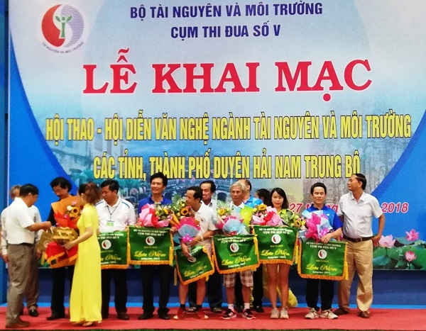 Trao cờ lưu niệm cho các đoàn vận động viên tham gia