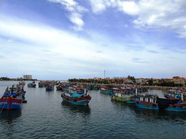 Nhiều tàu thuyền của ngư dân vẫn thường xuyên vào ra tại cửa biển Nhật Lệ