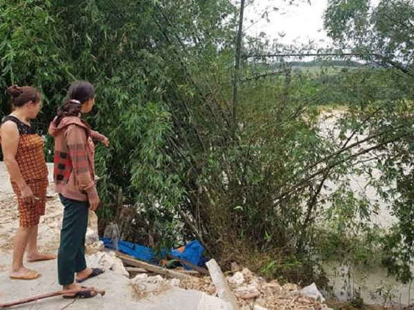 Nước lũ ăn sâu vào sát nhà dân, cuốn trôi hàng trăm mét vuông đất