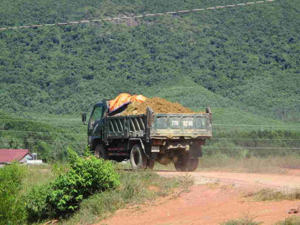 Xe chở đất từ Trạm thực nghiệm nuôi trồng thủy sản Mỹ Châu thôn Lộc Thái, xã Mỹ Châu ra ngoài đường Quốc lộ 1A