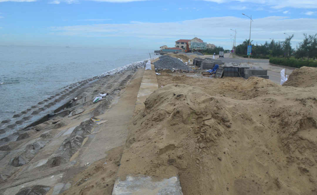 Kết quả khảo sát cho thấy, nhiều vị trí kè bị sụt lún độ rỗng đã trên 3m, báo động tình trạng sạt lở toàn bộ tuyến kè