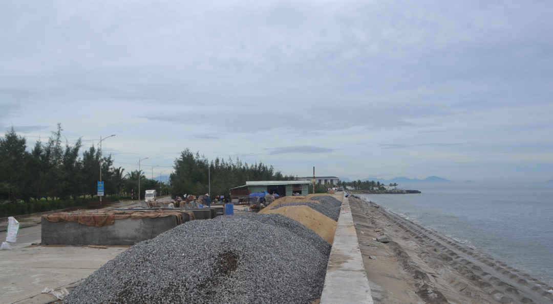 Tại công trường, vật liệu đã được đã được nhà thầu tập kết, khẩn trương khắc phục sự cố sạt lở bờ kè bê tông kiên cố Cửa Đại, Hội An, trước mùa mưa bão