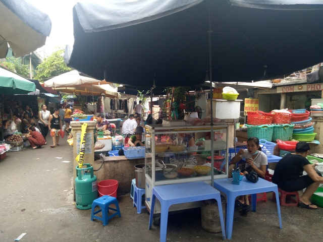 Chợ tạm Phương Mai đến bao giờ hết nhếch nhác?