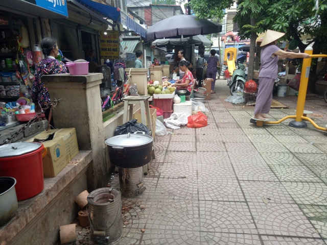 hàng chục bếp than tổ ong của các hàng ăn xả khói hết công suất gây ô nhiễm môi trường nghiêm trọng cho khu vực