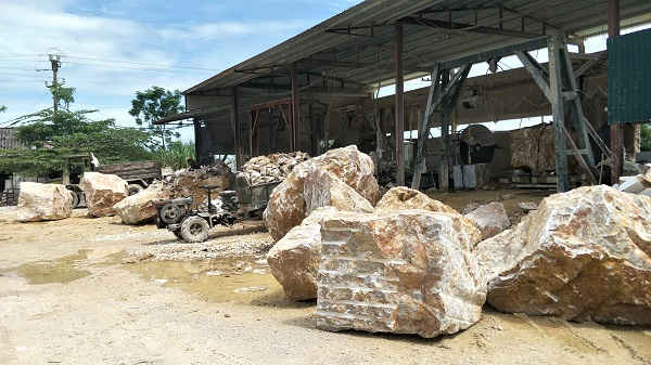 Những cục đá xẻ to tập kết để chuẩn bị đưa vào chế biến