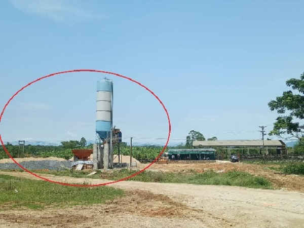 Vùng đất trước cổng chợ xã cho thuê dựng trạm bê tông dã chiến