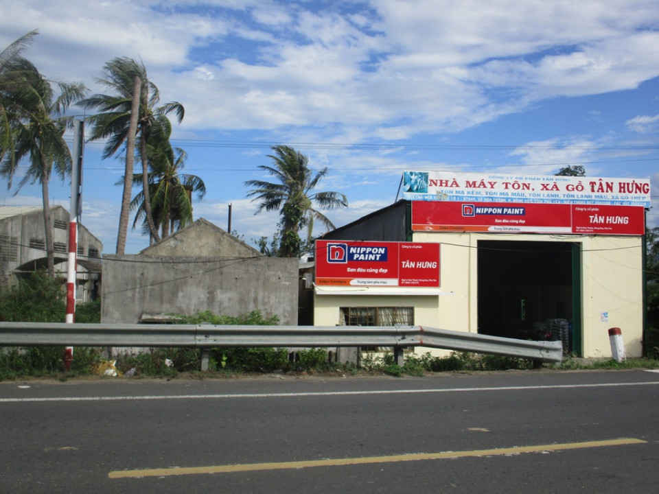Phần diện tích đất bên hông Công ty CP Công nghiệp và Nông Thủy sản Phú Yên cho Công ty CP Tân Hưng thuê làm Nhà máy tôn, xà gỗ Tân Hưng