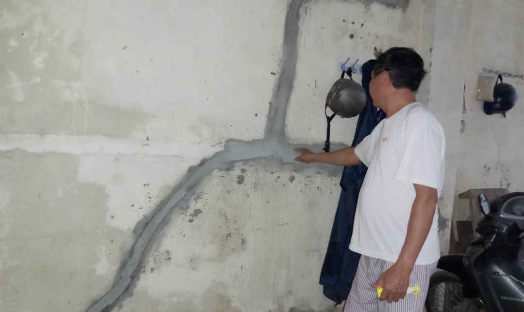 Nhà ông Bách bị nứt nặng khiến ông phải sửa chữa tạm