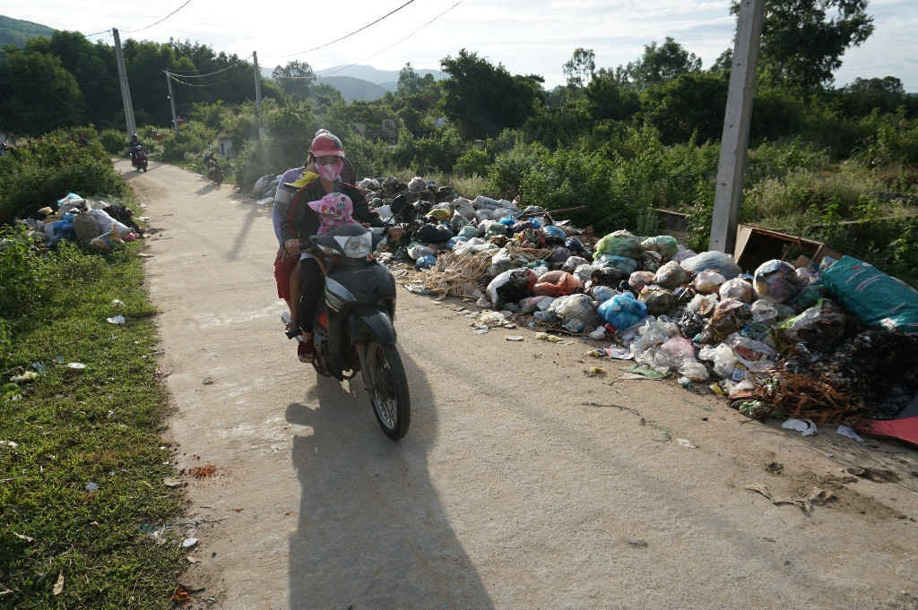 Rác thải ứ đọng nằm dọc ác tuyến đường ở huyện Đức Phổ