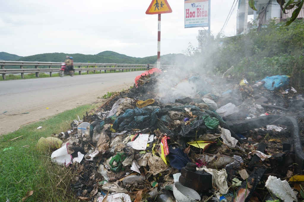 Người dân xử lý rác bằng cách đốt để ngăn mùi hôi thối