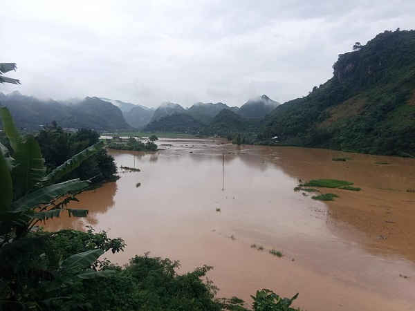 Ban chỉ huy PCTT&TKCN tỉnh Sơn La đề nghị các đơn vị chức năng chủ động phương án sơ tán dân ra khỏi khu vực có vết nứt có khả năng sạt lở, nguy hiểm, đảm bảo an toàn về người và tài sản.