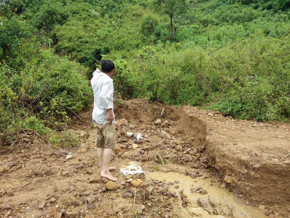 Đất, đá từ khu vực này chảy xuống lấp ruộng, ao của người dân