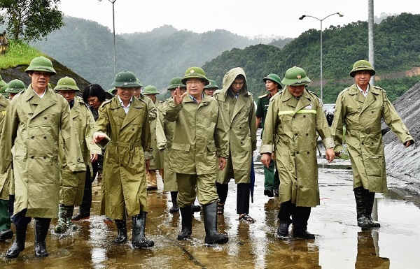 Phó Thủ tướng kiểm tra tình hình xả lũ tại hồ Cửa Đạt