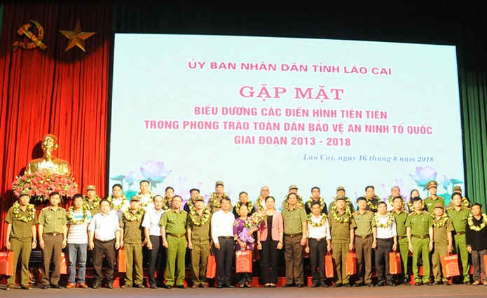 Lãnh đạo UBND tỉnh Lào Cai và lãnh đạo Công an tỉnh Lào Cai chụp ảnh lưu niệm cùng các điển hình tiên tiến