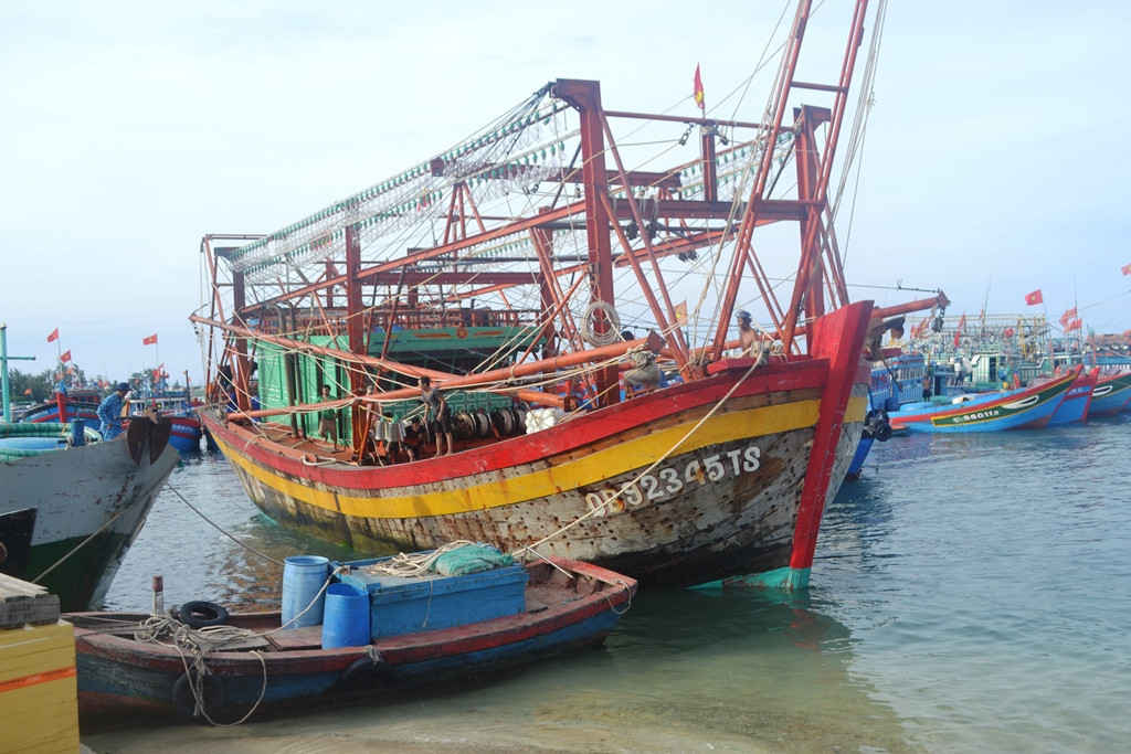 Tàu QB 92345 TS được tàu KN 366 lai dắt về đảo Lý Sơn an toàn