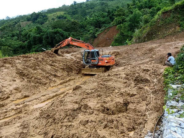 Các ngành chức năng đang khẩn trương xử lý các điểm sạt lở