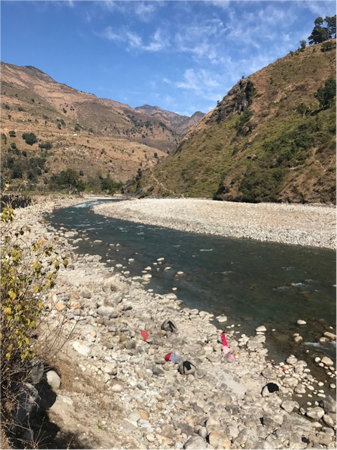 Một người phụ nữ đang giặt quần áo bên bờ sông ở Deura, Bajhang, vùng Viễn Tây Nepal. Ảnh: Aakriti Sharma