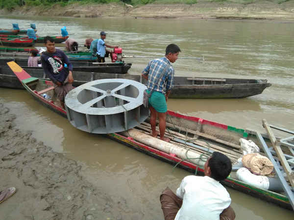 Lắp đặt nhà máy thủy điện pico. Ảnh: Oporajeo