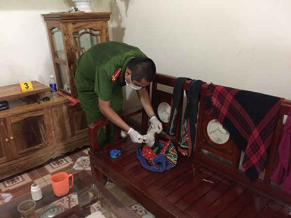 Cơ quan công an làm công tác khám nghiệm hiện trường tại nhà nạn nhân
