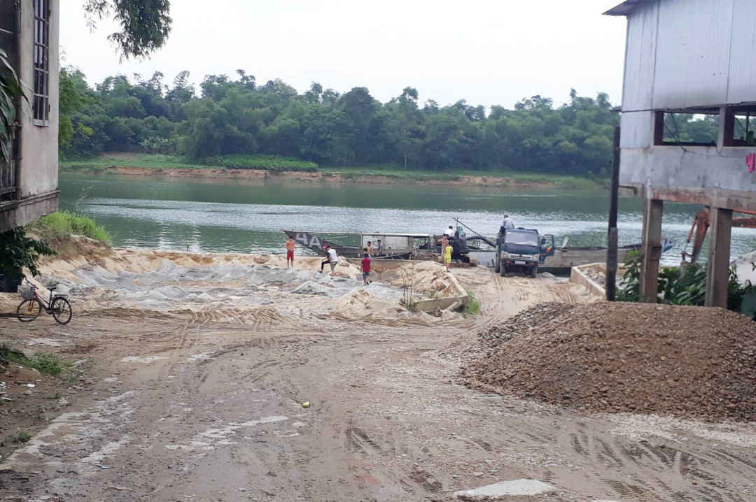 Hoạt động buôn bán, khai thác cát... diễn ra bình thường