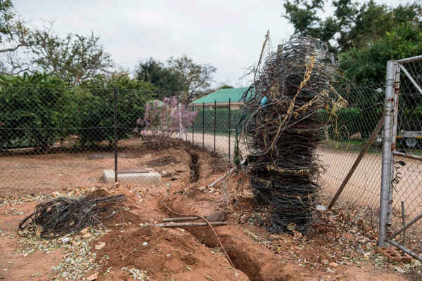 Những cạm bẫy được các kiểm lâm viên tìm thấy trong khi họ triển khai công việc chống săn trộm tại Đơn vị K9 được đưa vào Vườn Quốc gia Kruger ở Nam Phi. Ảnh: Wikus de Wet / AFP / Getty Images